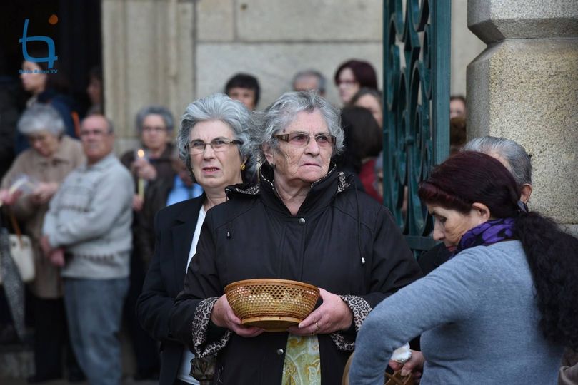 Multidão aguarda a chegada da imagem da Virgem Peregrina