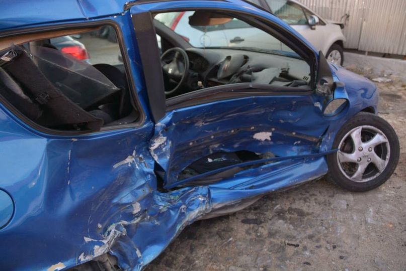O estado do Peugeot 206 após o embate...