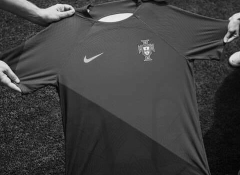 Portugal está com os milhões de indonésios e com toda a família do futebol . Mui