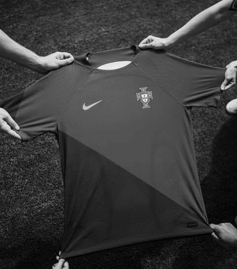 Portugal está com os milhões de indonésios e com toda a família do futebol . Mui