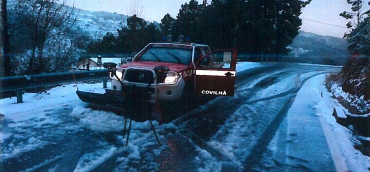 Queda de neve corta estradas na Estrela