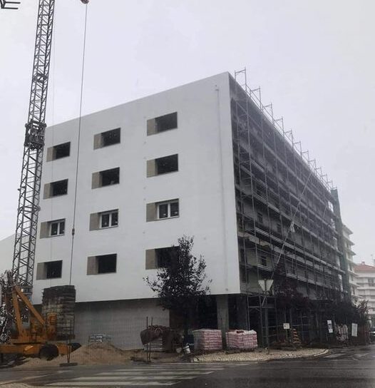 Queda em obra resulta em ferido grave