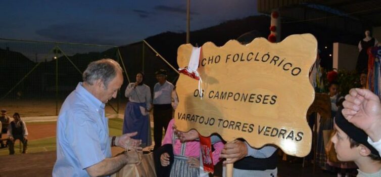 Todas as representações subiram ao palco para a imposição da fita do Festival na