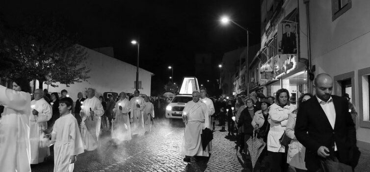 Uma multidão não arredou pé e participou na Procissão das Velas pelas ruas da ci