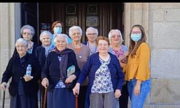 Utentes do Centro Social Dr. Adriano Godinho em passeio pelas ruas de Castelo