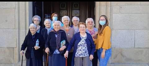 Utentes do Centro Social Dr. Adriano Godinho em passeio pelas ruas de Castelo