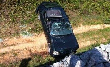 Viatura cai em precipício