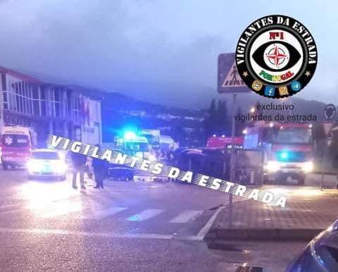 3 feridos em acidente entre carrinha e transporte de doentes no Tortosendo