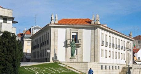 Agente da PSP de Castelo Branco condenado a seis anos de prisão por incendiar ca