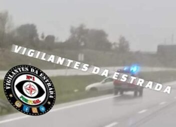 Automóvel na valeta na A25