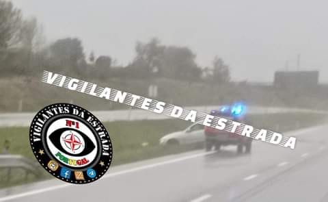 Automóvel na valeta na A25