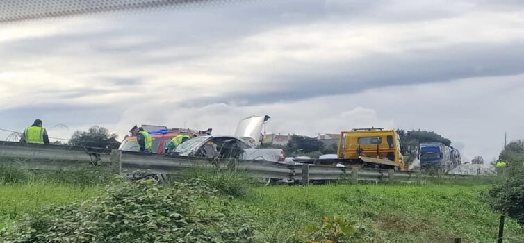 Dois feridos graves em colisão rodoviária entre automóvel e camião em Castelo Br