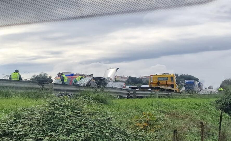 Dois feridos graves em colisão rodoviária entre automóvel e camião em Castelo Br