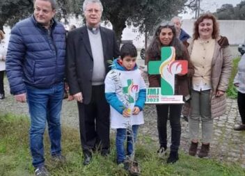Martim plantou árvore das Jornadas Mundiais da Juventude 2023 no adro da igreja