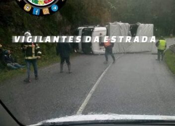 Nacional 16 cortada ao trânsito: camião tombado a ocupar as duas vias antes de c