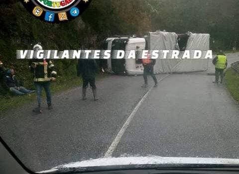 Nacional 16 cortada ao trânsito: camião tombado a ocupar as duas vias antes de c