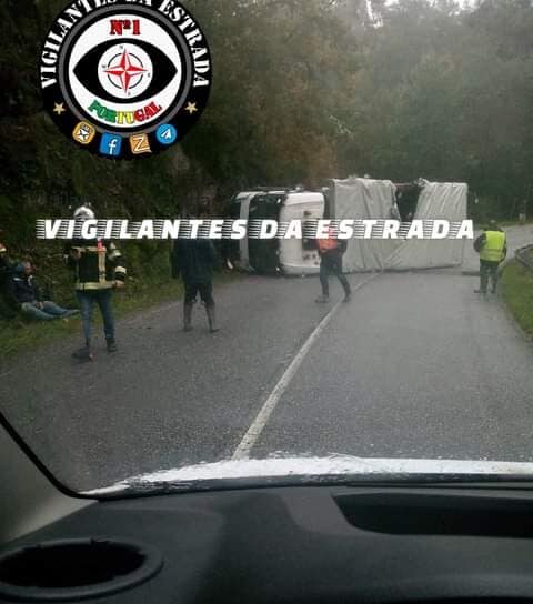 Nacional 16 cortada ao trânsito: camião tombado a ocupar as duas vias antes de c