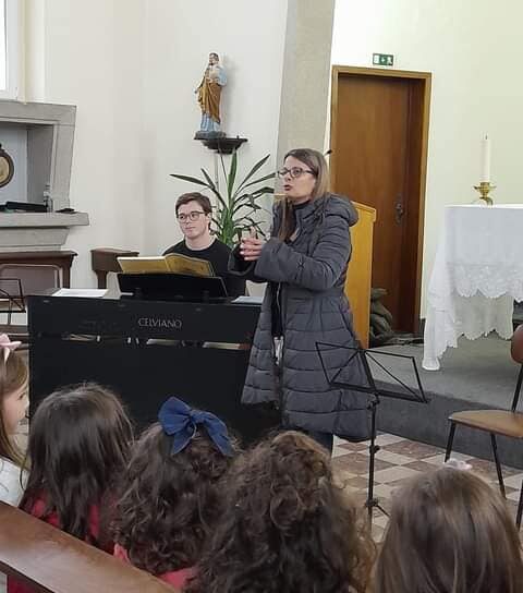 Professora Cândida Pires promove sons e muito dinamismo na Semana da Música da E