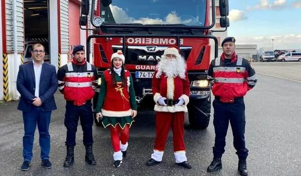 Bombeiros da Guarda transportam Pai Natal