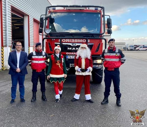 Bombeiros da Guarda transportam Pai Natal