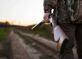 Caçador com ferimentos graves devido a tiro acidental com própria arma