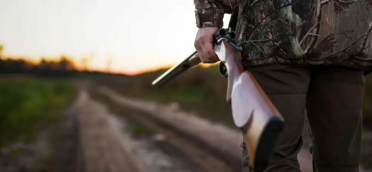 Caçador com ferimentos graves devido a tiro acidental com própria arma