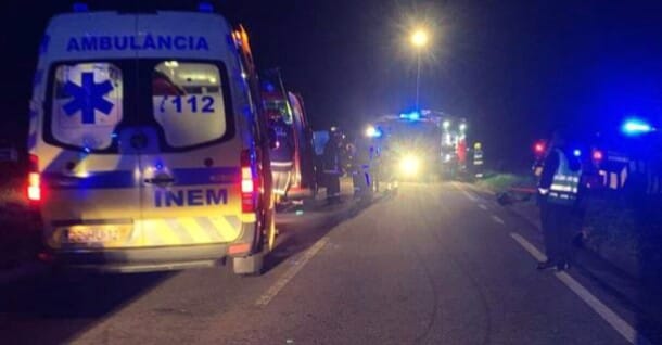 Onze feridos em acidente entre veículo transporte de mercadorias e carrinha de n