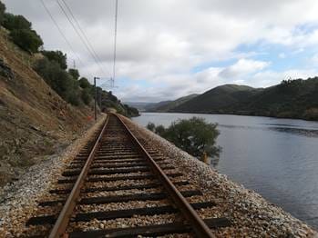 Queda de talude suspende circulação ferroviária na Linha da Beira Baixa