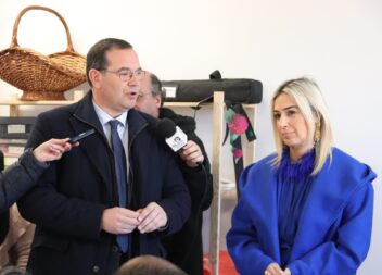 A Secretária de Estado do Desenvolvimento Regional, Isabel Ferreira, e o Secretá