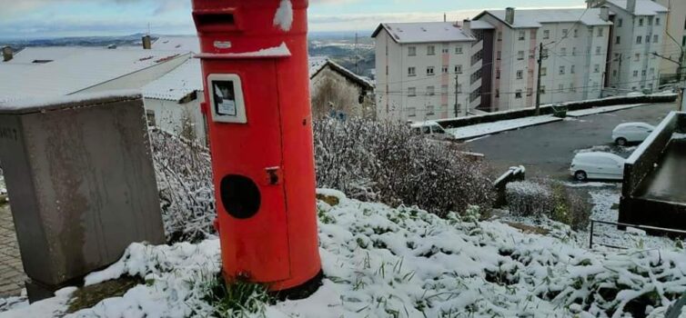 A cidade da Guarda acordou pintada de branco esta quarta-feira.