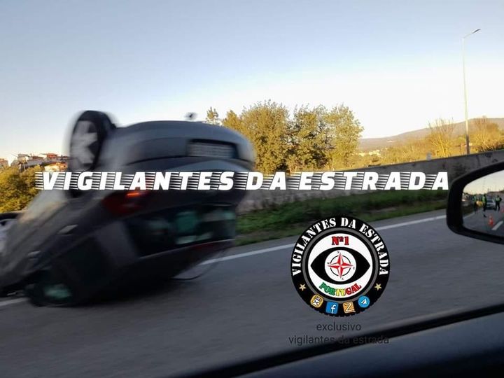 Automóvel capotou na A25