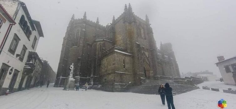 Cidade da Guarda coberta de neve