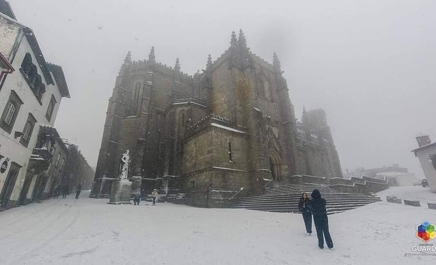 Cidade da Guarda coberta de neve