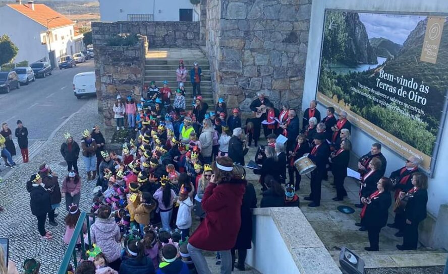 Jovens e graúdos cantam as Janeiras em Vila Velha de Ródão