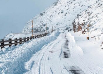 Queda de neve leva ao encerramento de estradas na Serra da Estrela