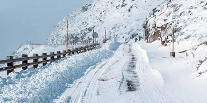 Queda de neve leva ao encerramento de estradas na Serra da Estrela