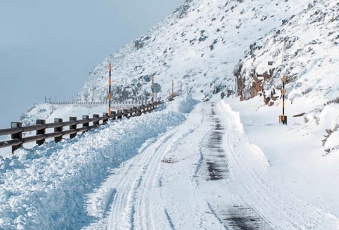 Queda de neve leva ao encerramento de estradas na Serra da Estrela