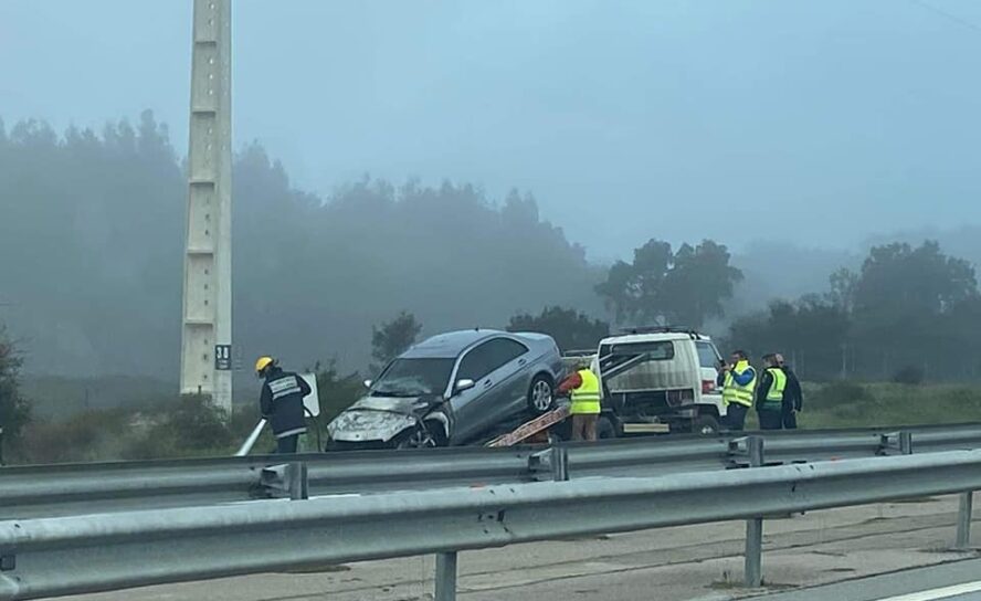 Veículo incendeia-se na A23