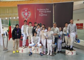 Atletas do Clube de Desportos de Combate do Fundão com medalhas de ouro