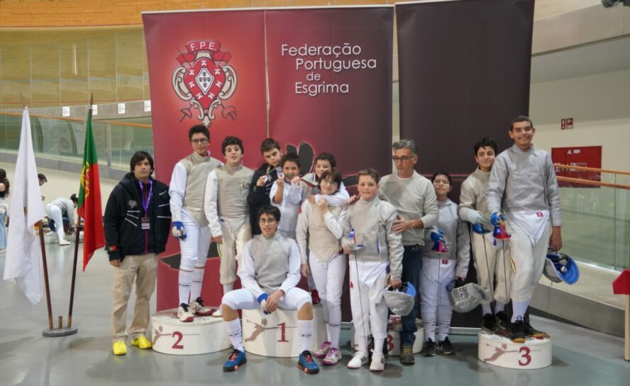 Atletas do Clube de Desportos de Combate do Fundão com medalhas de ouro