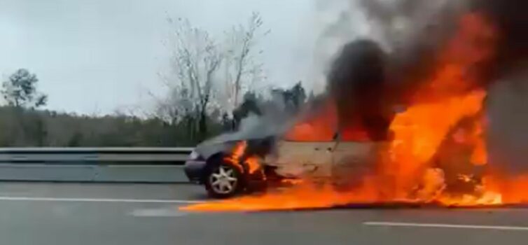Carro ardeu na EM553