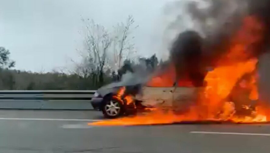 Carro ardeu na EM553