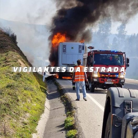 Galera de camião ardeu no IC8