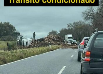 Colisão na EN233 entre pesado de mercadorias e carro dos bombeiros origina 3 fer