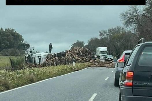 Colisão na EN233 entre pesado de mercadorias e carro dos bombeiros origina 3 fer