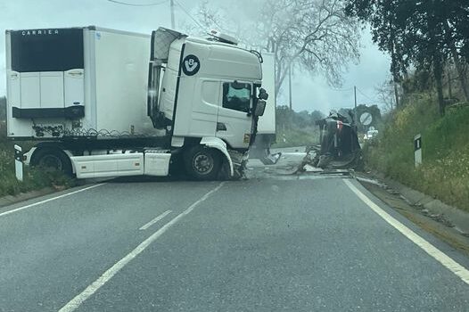 Colisão na EN233 provoca dois feridos em avaliação no local