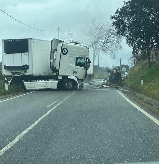 Colisão na EN233 provoca dois feridos em avaliação no local