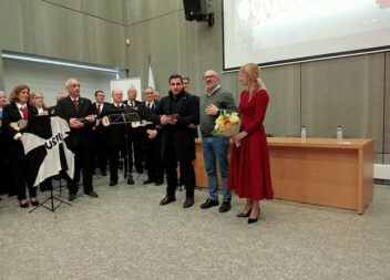 Escola Afonso de Paiva presta agradecimento a Rosário Bello