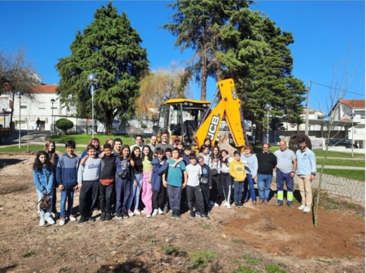 Iniciativa "Plantar É Dar Vida" reflirestou jardim de Nossa Sra. Da Guia