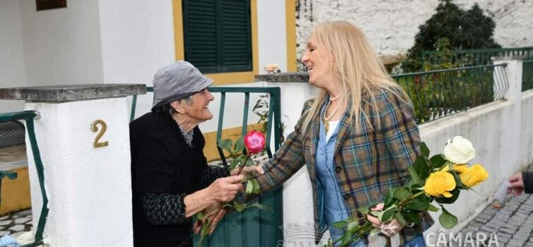 Presidente da Câmara de Nisa assinala Dia da Mulher com oferta de flores